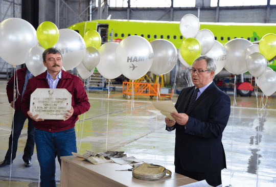 S7 Technics’ personnel deposit a new ‘Time Capsule’ message  on its Novosibirsk facility’s 14th birthday